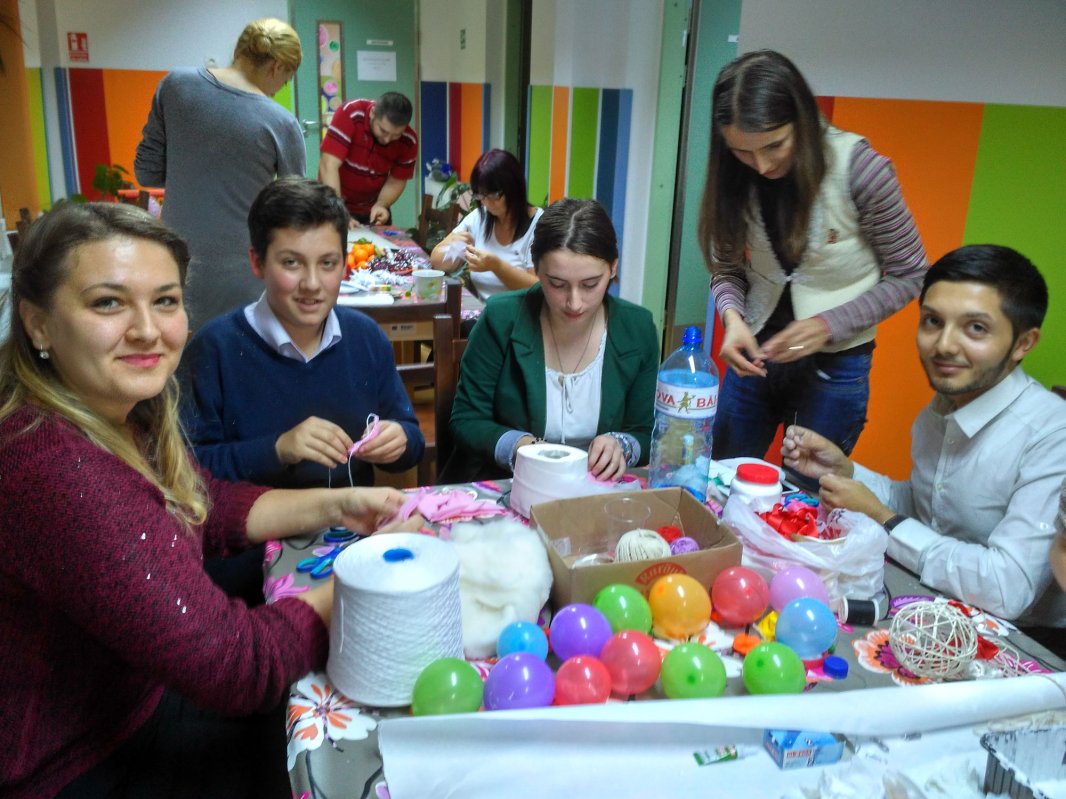 Tineri cu îndemânare în ajutorul copiilor bolnavi 47987