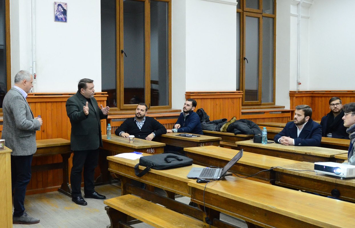 Dezbatere despre strategiile de comunicare 47937