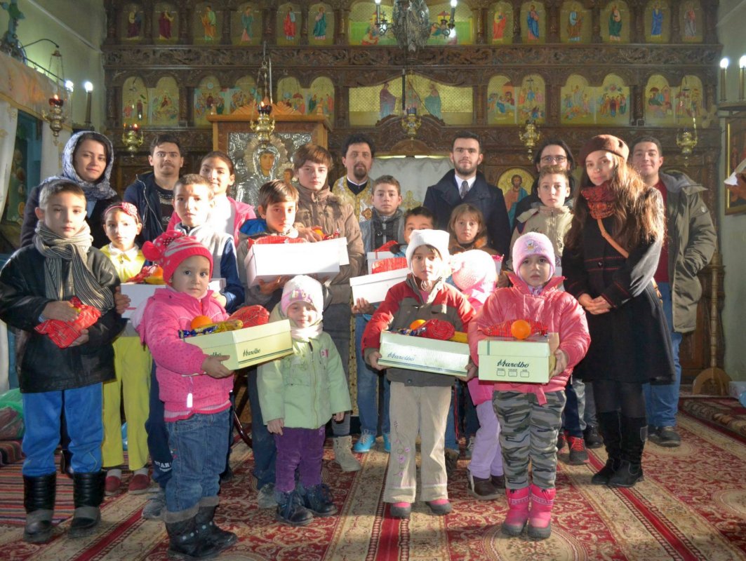 Papucei noi pentru copiii din Parohia Uricani 47718