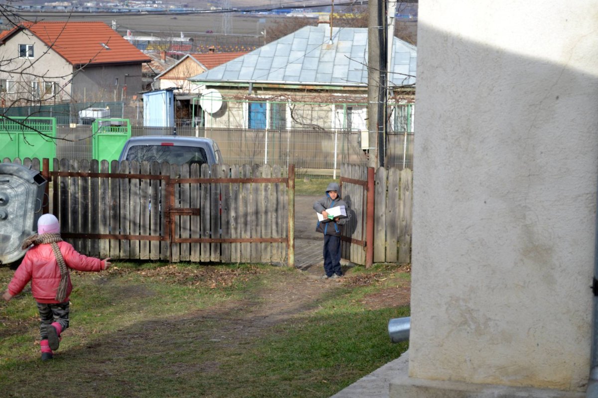 Papucei noi pentru copiii din Parohia Uricani 47719