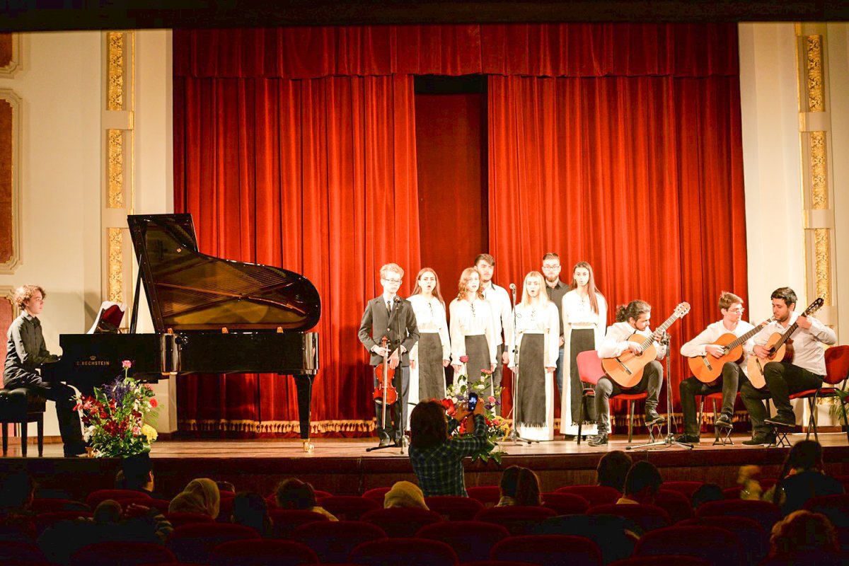 „Stihuri și cântări”, un spectacol cu actori și copii, la Focșani 47671