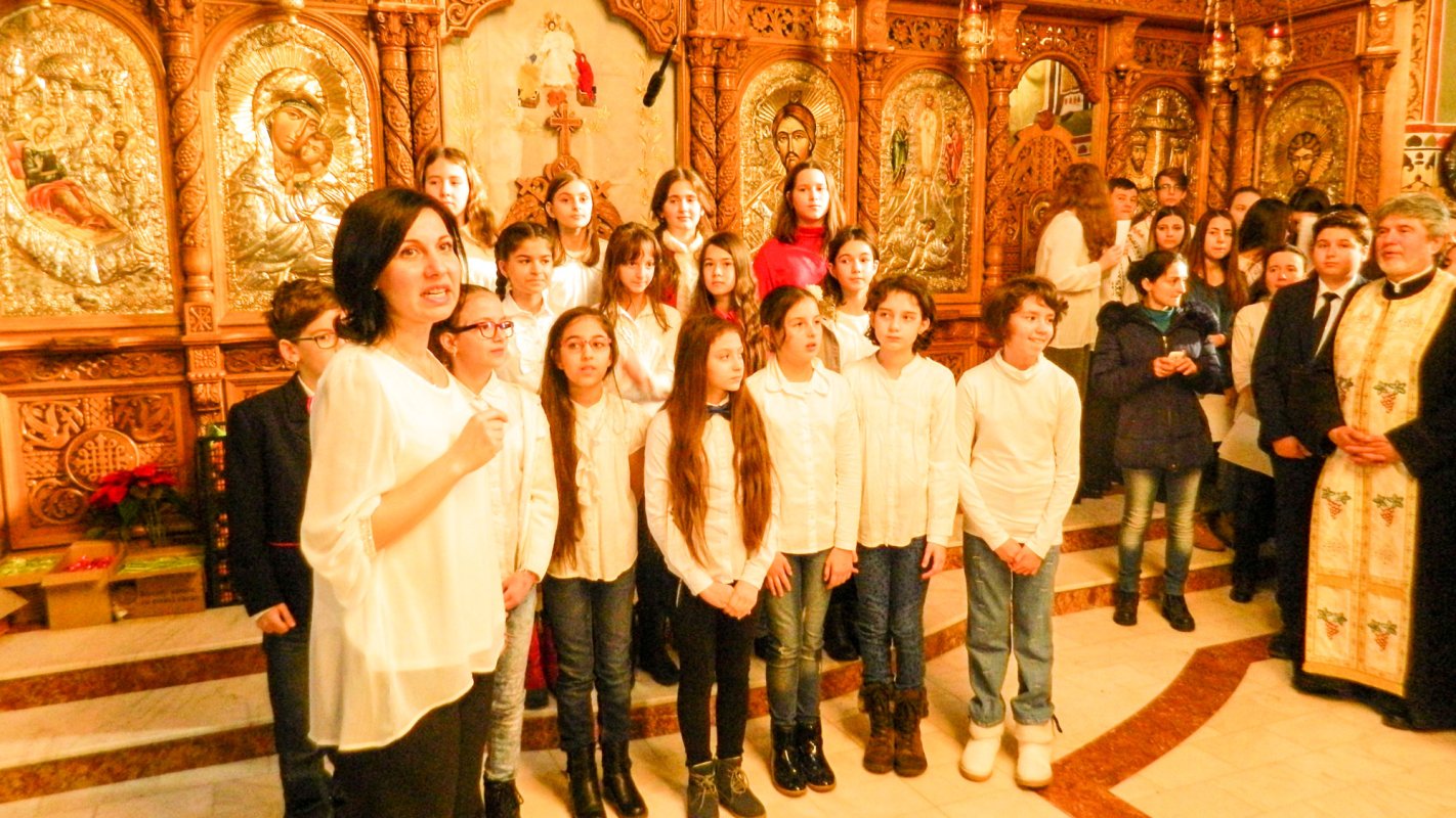 300 de colindători la Biserica „Nașterea Maicii Domnului” din Drumul Taberei 47633