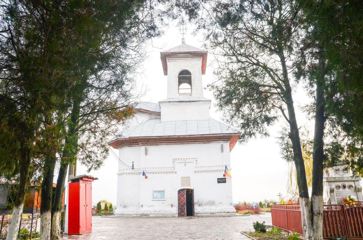 Biserica ridicată pe ruinele cetății lui Burebista 47616