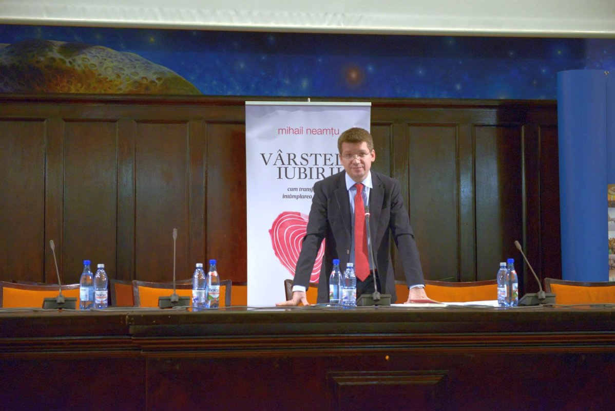 Volumul „Vârstele iubirii“ lansat la Iaşi 47455