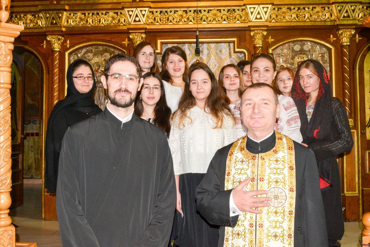 Colinde şi târg caritabil la Parohia „Sfânta Treime”-Ghencea 47319