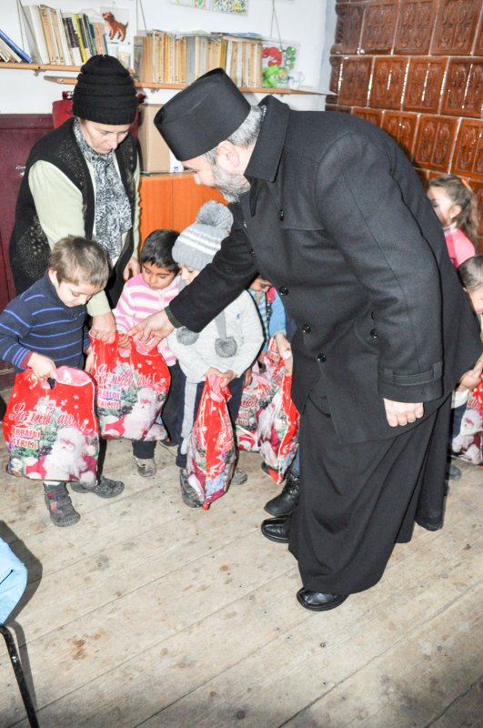 Daruri pentru 80 de copii din Bahna Arini 47328