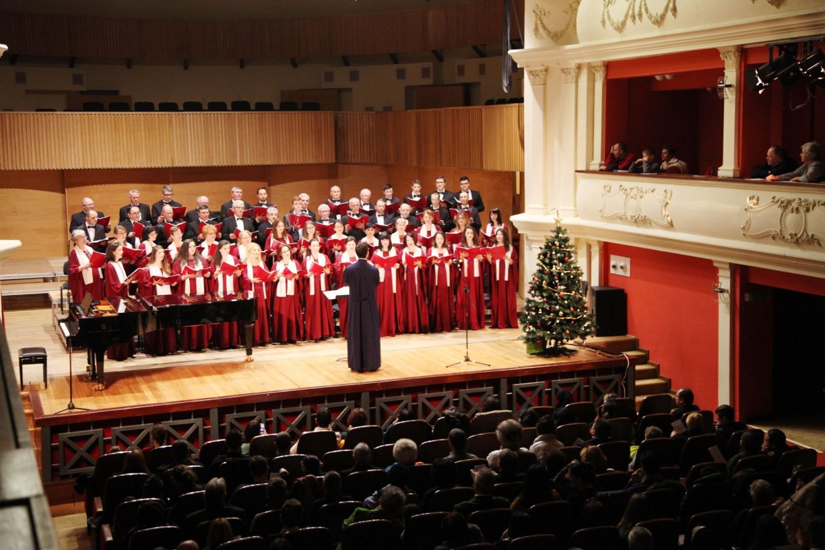 Formaţii corale transilvane şi din ţară vestesc Naşterea Domnului 47302