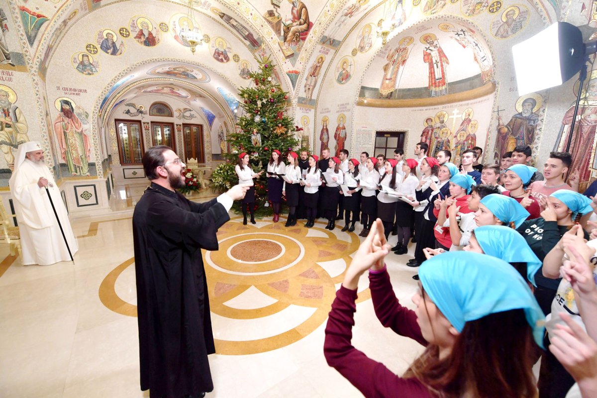 Cete de colindători la Reşedinţa Patriarhală 47262