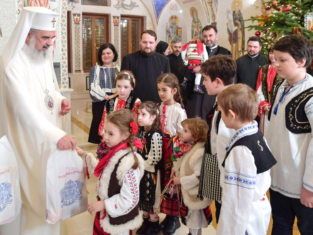 Cete de colindători la Reşedinţa Patriarhală 47264