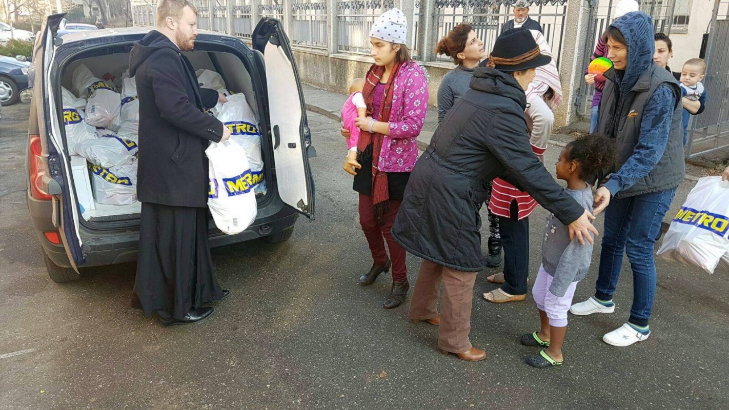 Cadouri din partea Arhiepiscopiei Bucureștilor pentru copiii familiilor de refugiați din Orientul Mijlociu 47043