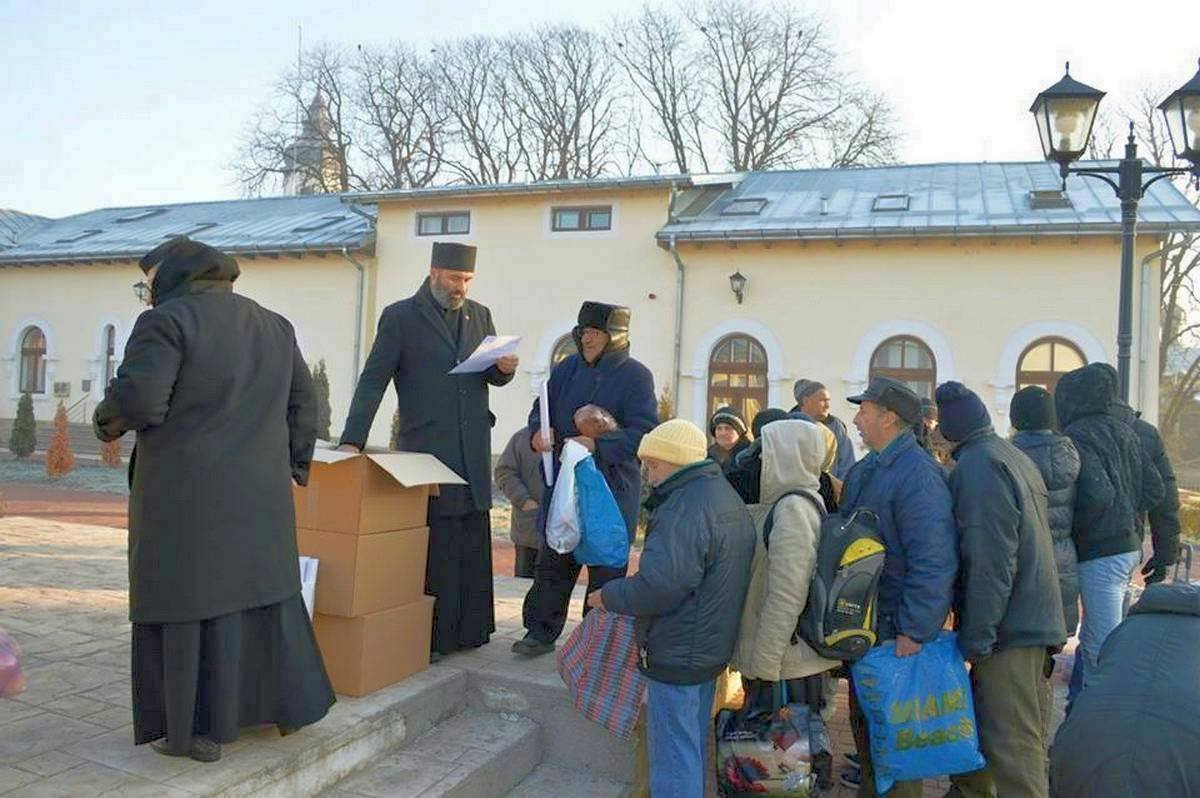 Pachete cu hrană pentru familiile defavorizate din Roman 46964