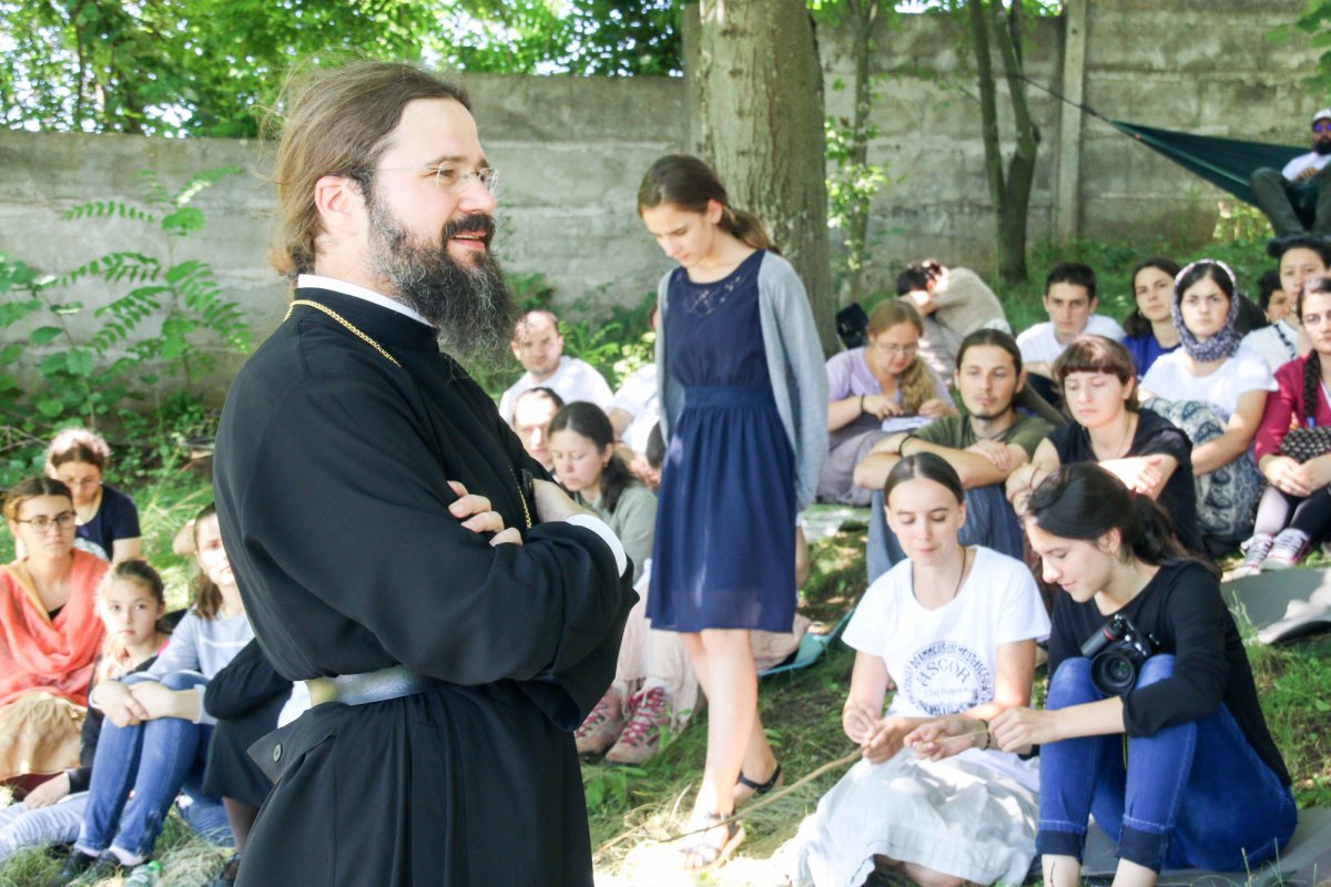 „Tinerii sunt plini de jertfă și iubire” 46950