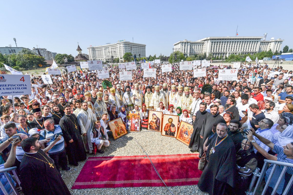 Tinerii, misionari ai Bisericii în societatea de azi 46877