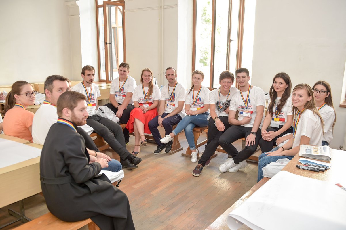 Tinerii, misionari ai Bisericii în societatea de azi 46878