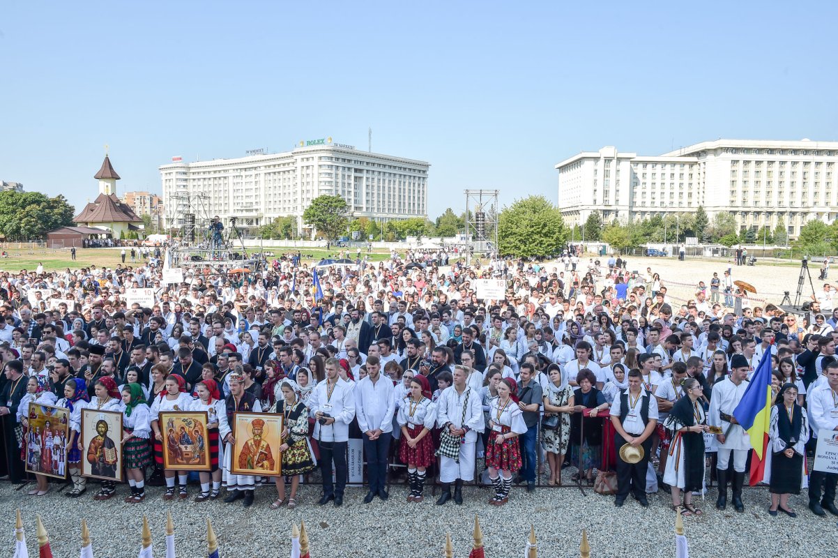 Tinerii, misionari ai Bisericii în societatea de azi 46883