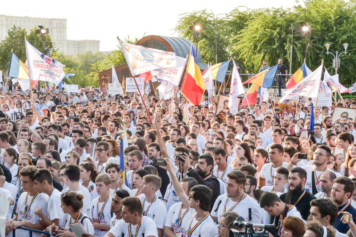 Tinerii, misionari ai Bisericii în societatea de azi 46884