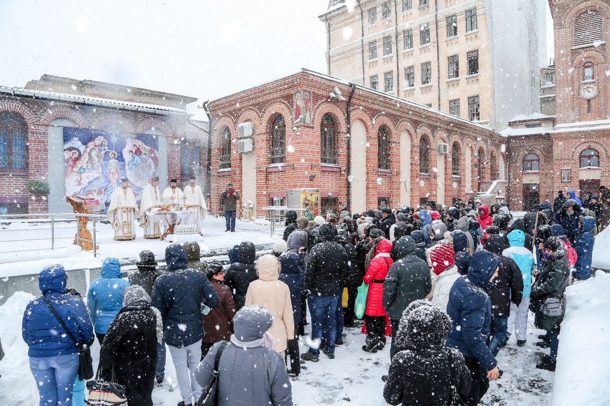 7.000 de sticle cu Agheasmă Mare la Biserica Domnească-Curtea Veche 46560