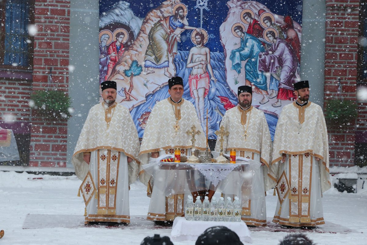 7.000 de sticle cu Agheasmă Mare la Biserica Domnească-Curtea Veche 46562
