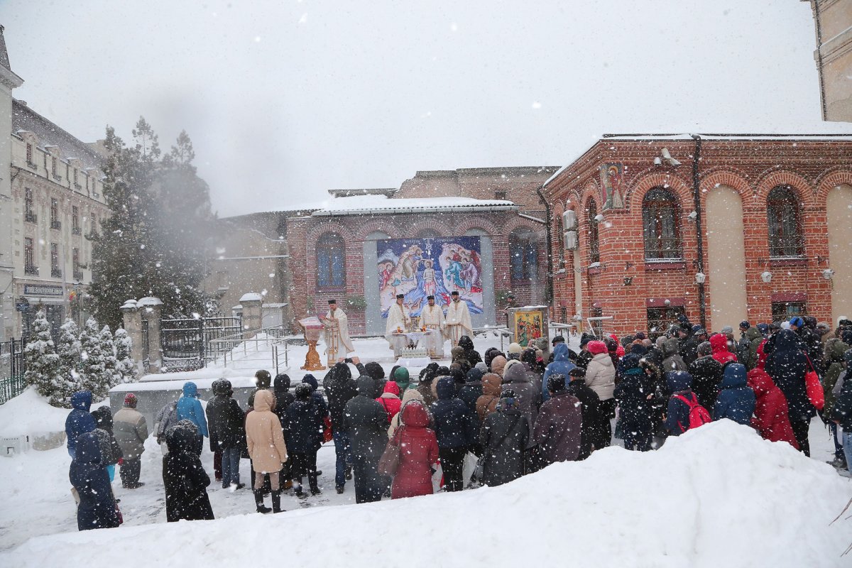 7.000 de sticle cu Agheasmă Mare la Biserica Domnească-Curtea Veche 46563