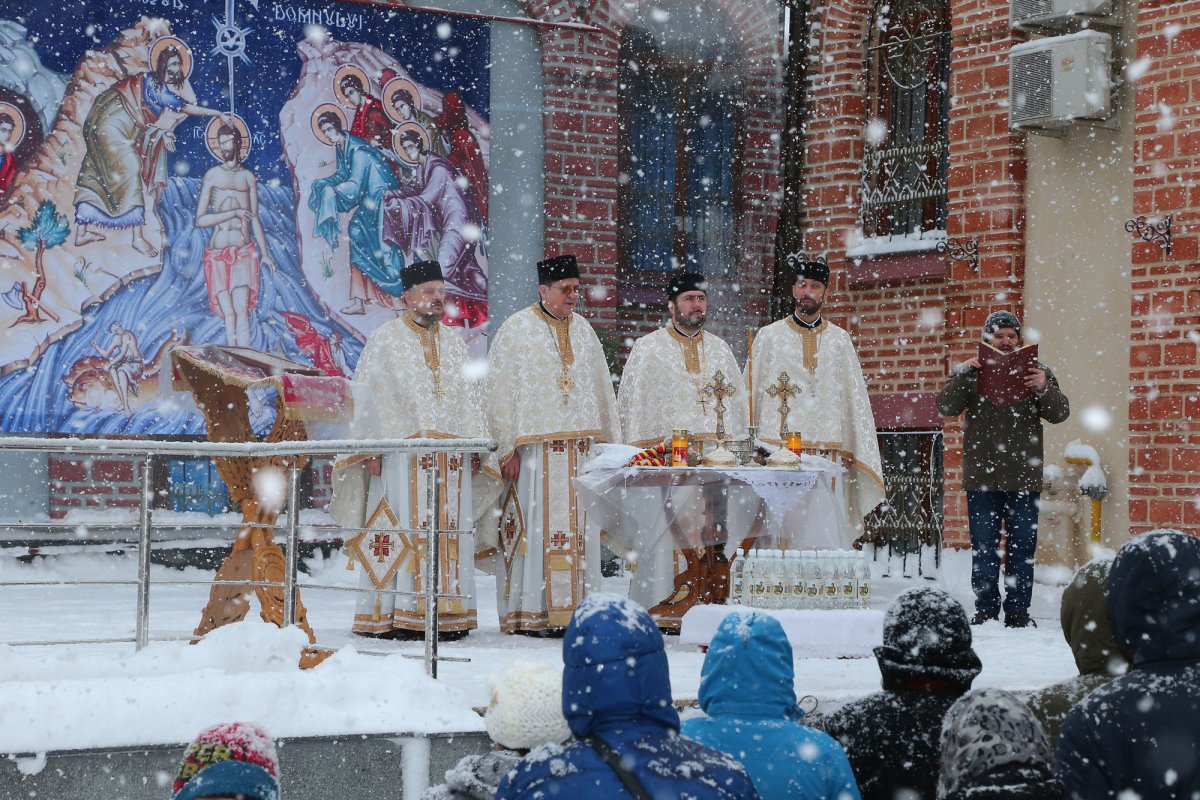 7.000 de sticle cu Agheasmă Mare la Biserica Domnească-Curtea Veche 46566