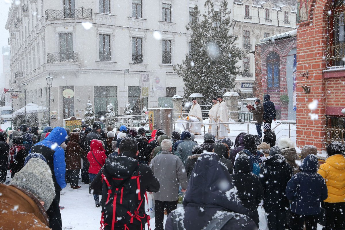 7.000 de sticle cu Agheasmă Mare la Biserica Domnească-Curtea Veche 46567