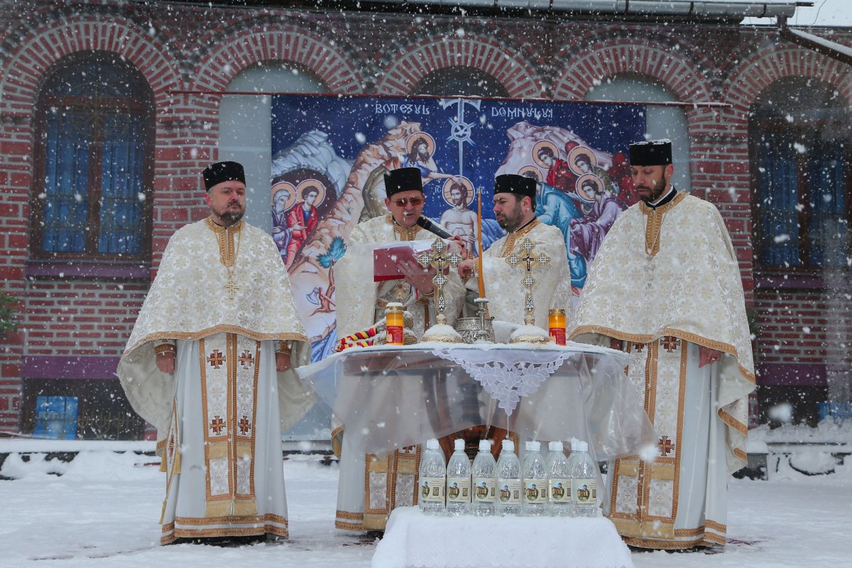 7.000 de sticle cu Agheasmă Mare la Biserica Domnească-Curtea Veche 46568