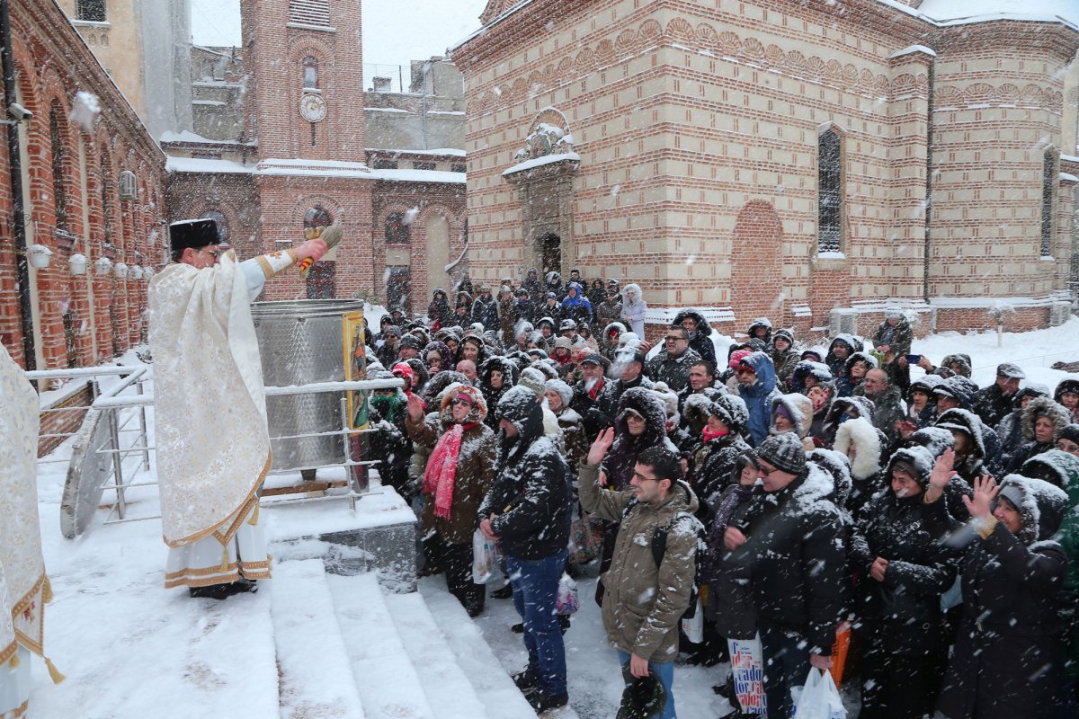7.000 de sticle cu Agheasmă Mare la Biserica Domnească-Curtea Veche 46569