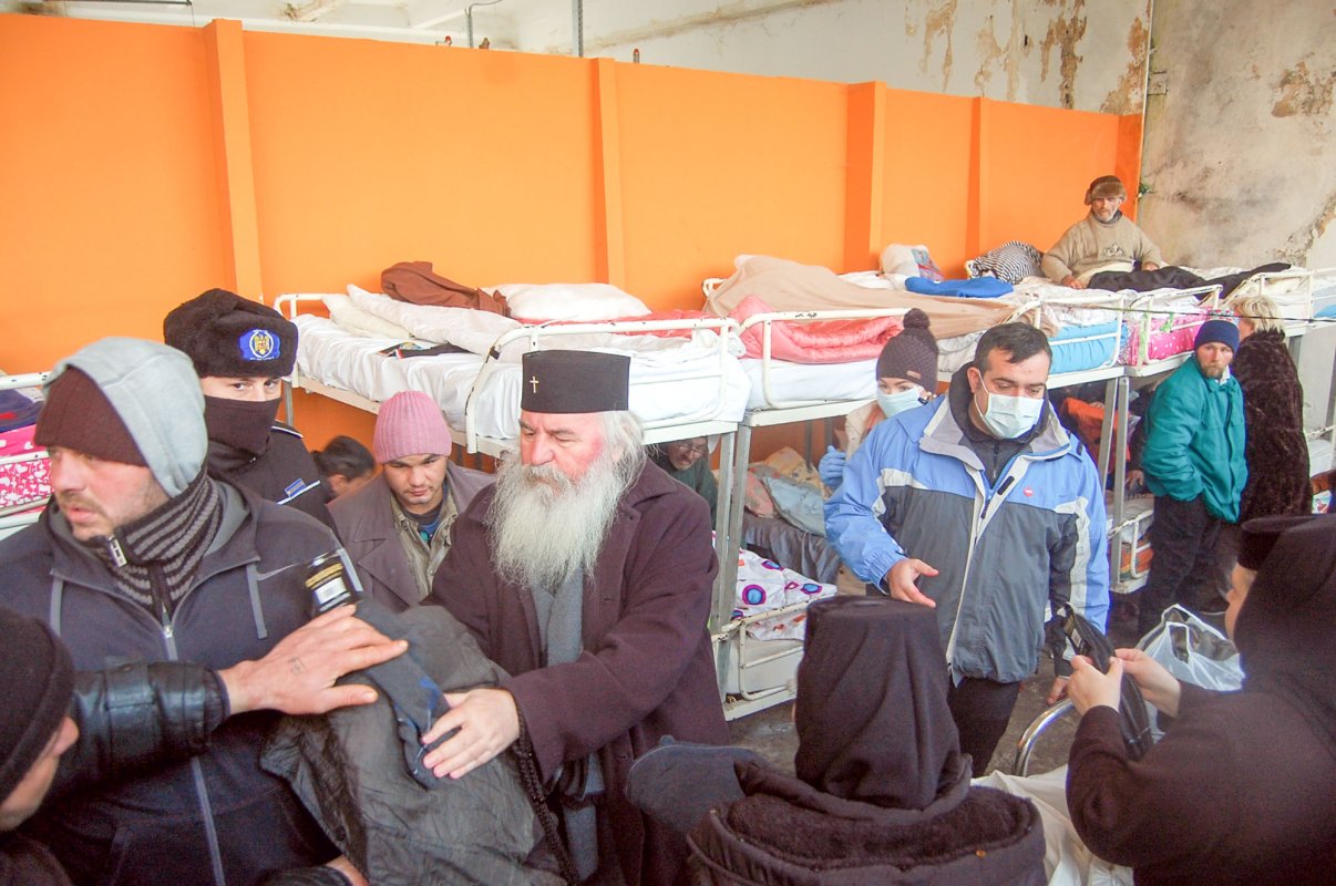 Biserica, alături de persoanele fără adăpost 46325