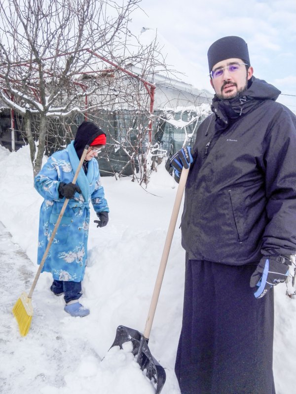 Persoanele afectate de ger, ninsori și viscol, ajutate de preoți 46307
