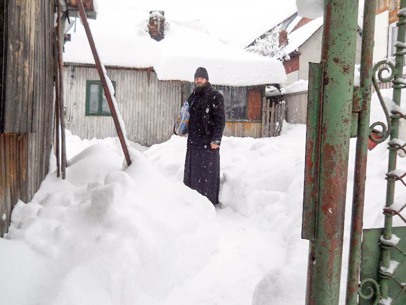 Persoanele afectate de ger, ninsori și viscol, ajutate de preoți 46313