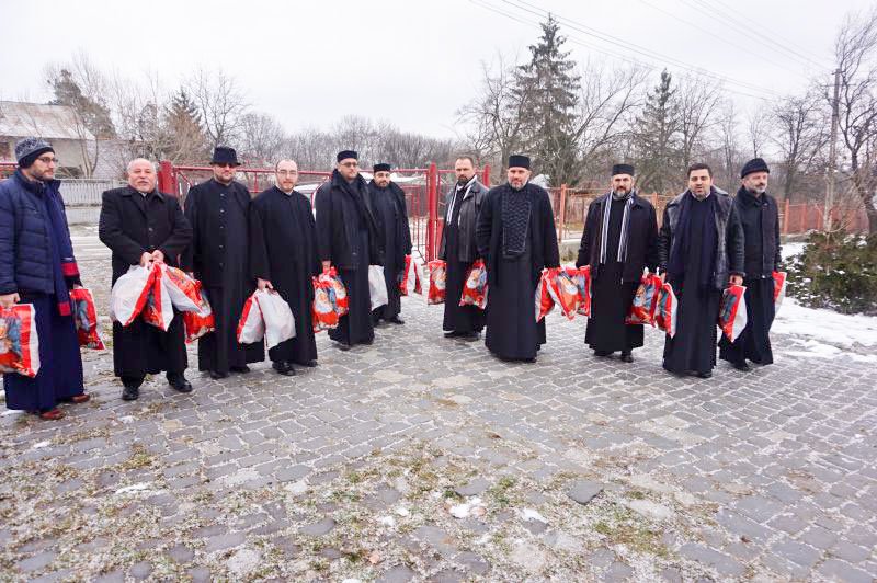 Persoanele afectate de ger, ninsori și viscol, ajutate de preoți 46314