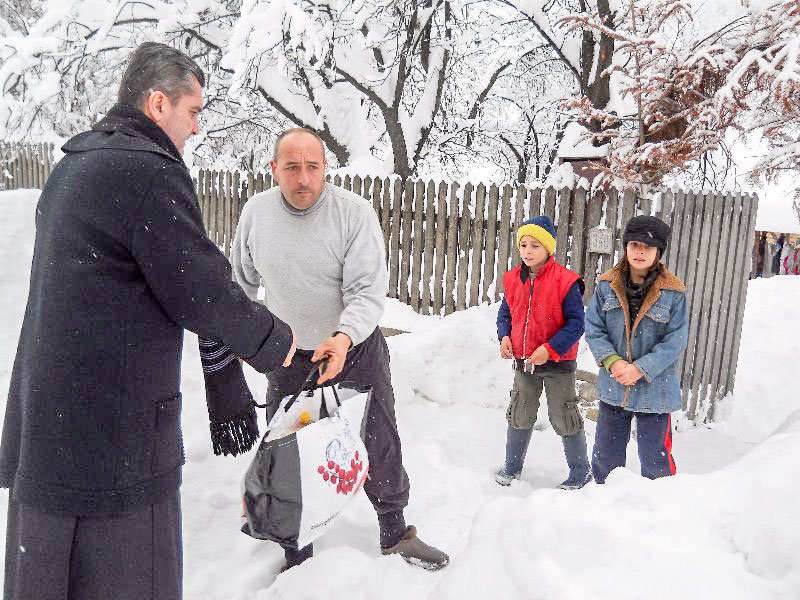 Persoanele afectate de ger, ninsori și viscol, ajutate de preoți 46316