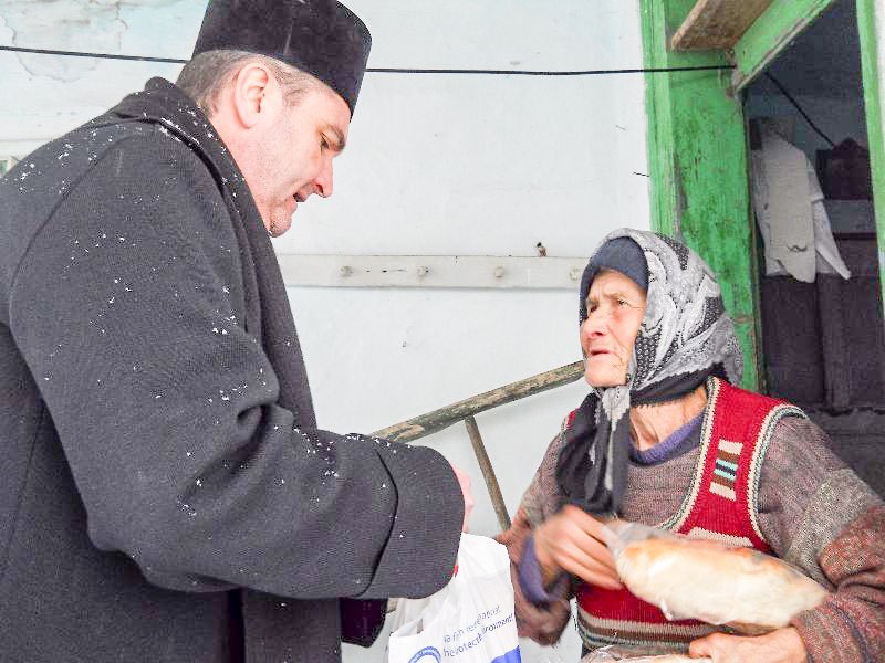 Persoanele afectate de ger, ninsori și viscol, ajutate de preoți 46317