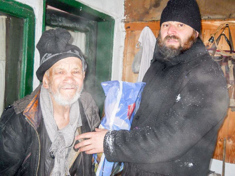 Persoanele afectate de ger, ninsori și viscol, ajutate de preoți 46318
