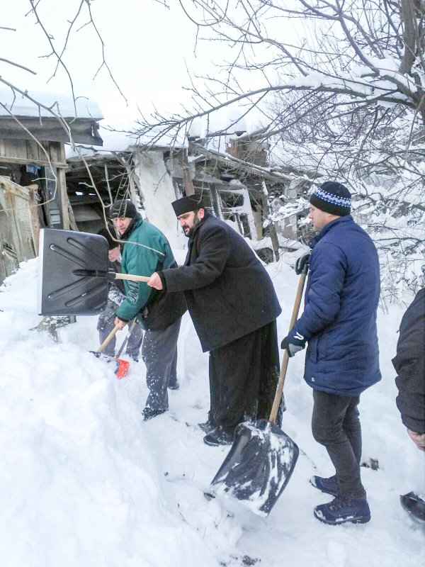 Persoanele afectate de ger, ninsori și viscol, ajutate de preoți 46319