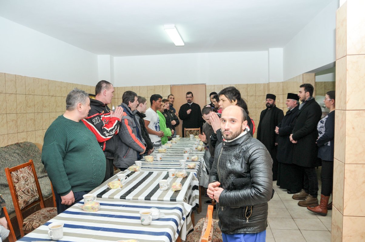 Preoţii din Arhiepiscopia Dunării de Jos sprijină persoanele fără adăpost 46272
