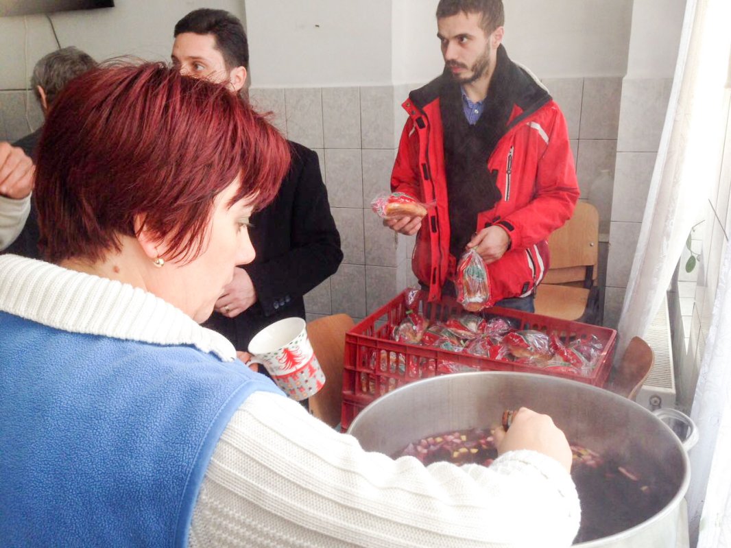 Preoţii din Arhiepiscopia Dunării de Jos sprijină persoanele fără adăpost 46274