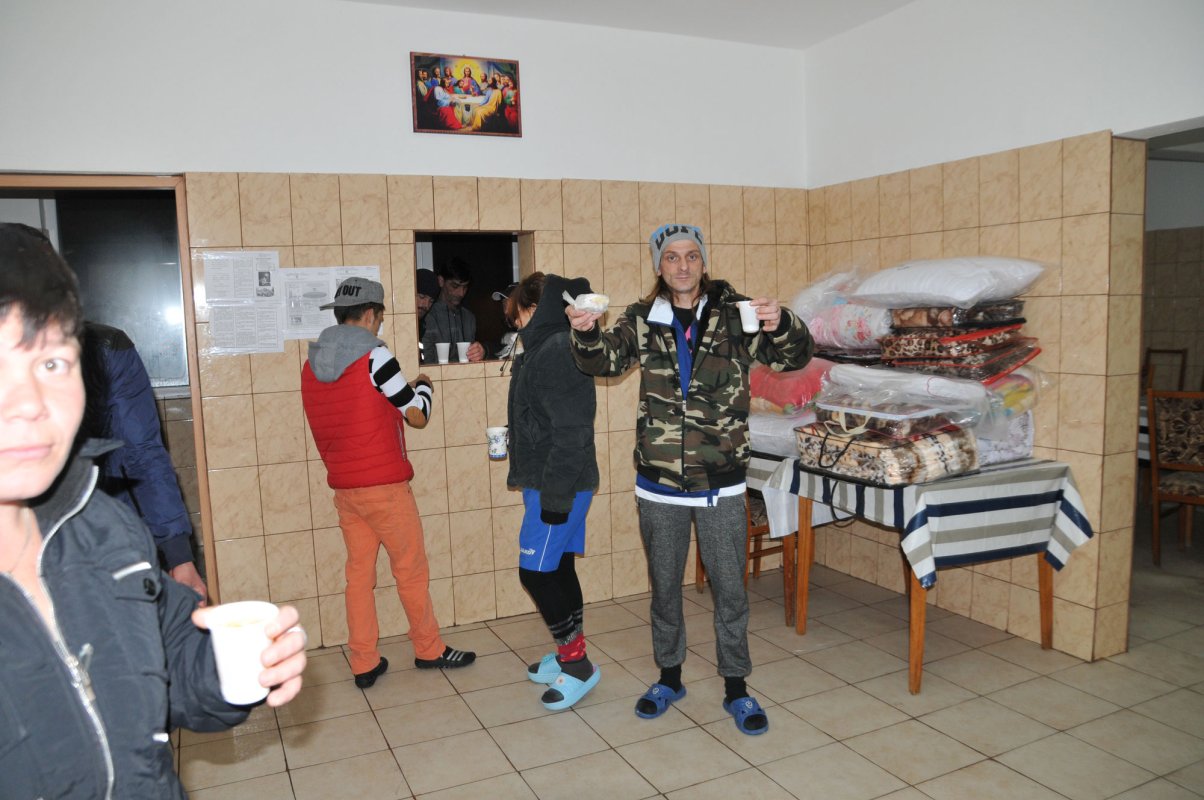 Preoţii din Arhiepiscopia Dunării de Jos sprijină persoanele fără adăpost 46276