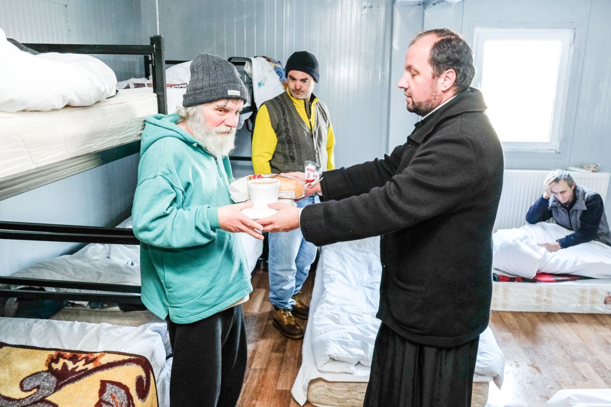 Hrană caldă pentru persoanele fără adăpost 46172
