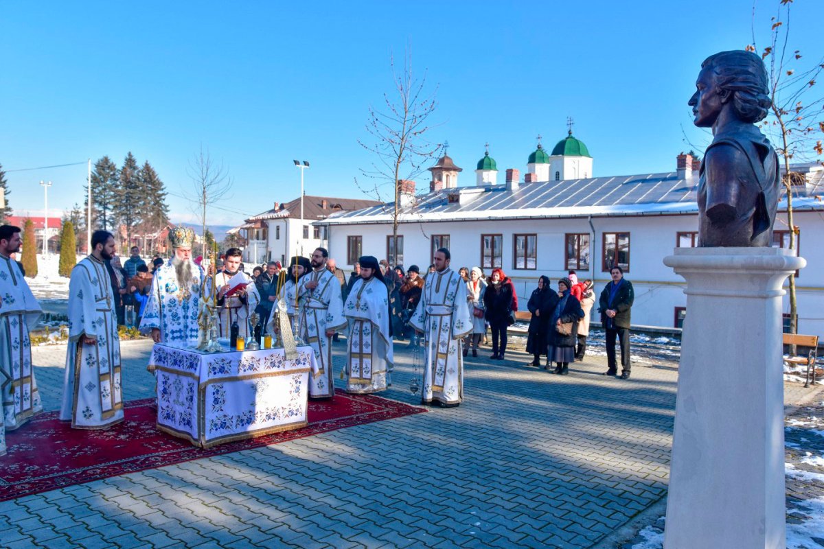 Duminica „recunoştinţei” în Mitropolia Olteniei 46057