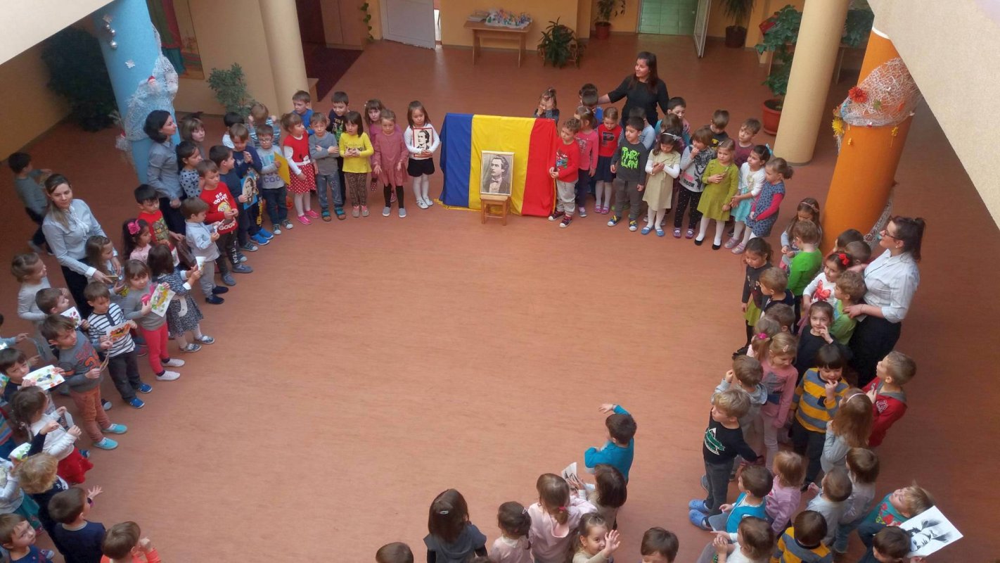 Preşcolarii de la Grădiniţa „Sfântul Ioan cel Nou de la Suceava“ l-au cinstit pe Eminescu 45979