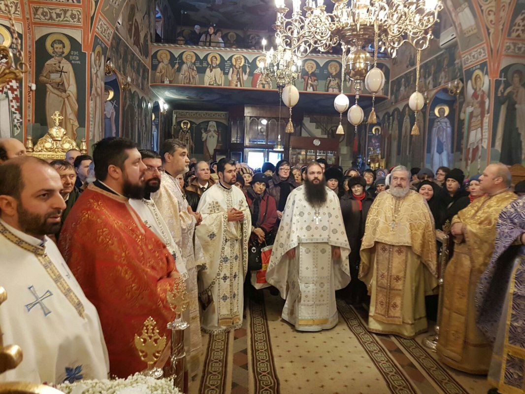 Hramuri şi slujiri arhiereşti în Muntenia şi Dobrogea 45971