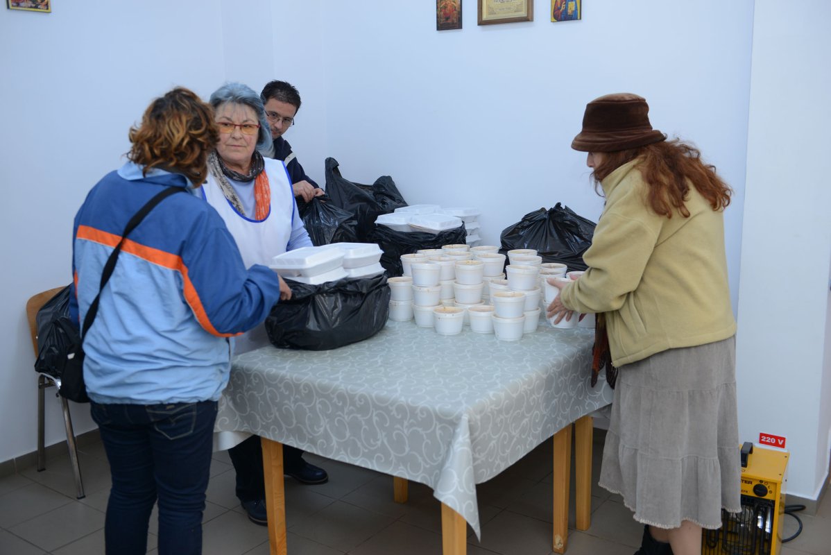 Aproape de nevoiaşii sectorului 2 45777