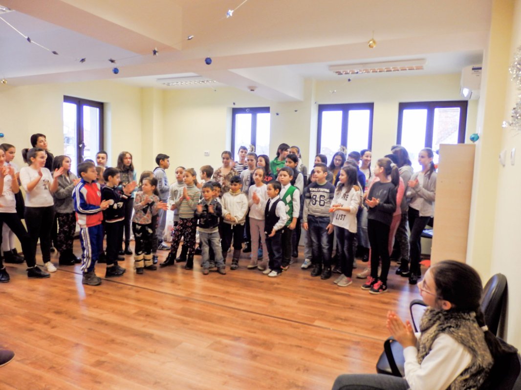 Daruri pentru copiii de la „Aripi de Lumină” 45624