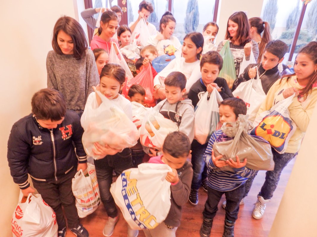 Daruri pentru copiii de la „Aripi de Lumină” 45625