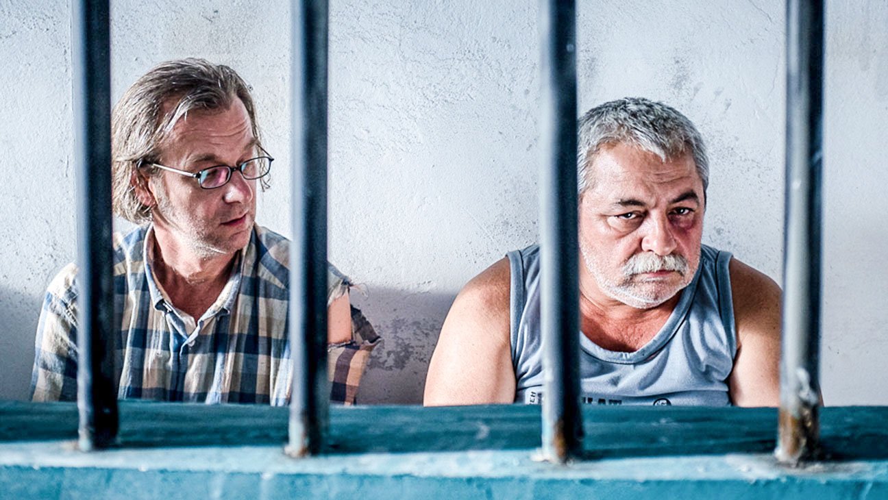 Comedia românească între candoare și cinism: „Afacerea Est” și „6,9 pe scara Richter” 45506