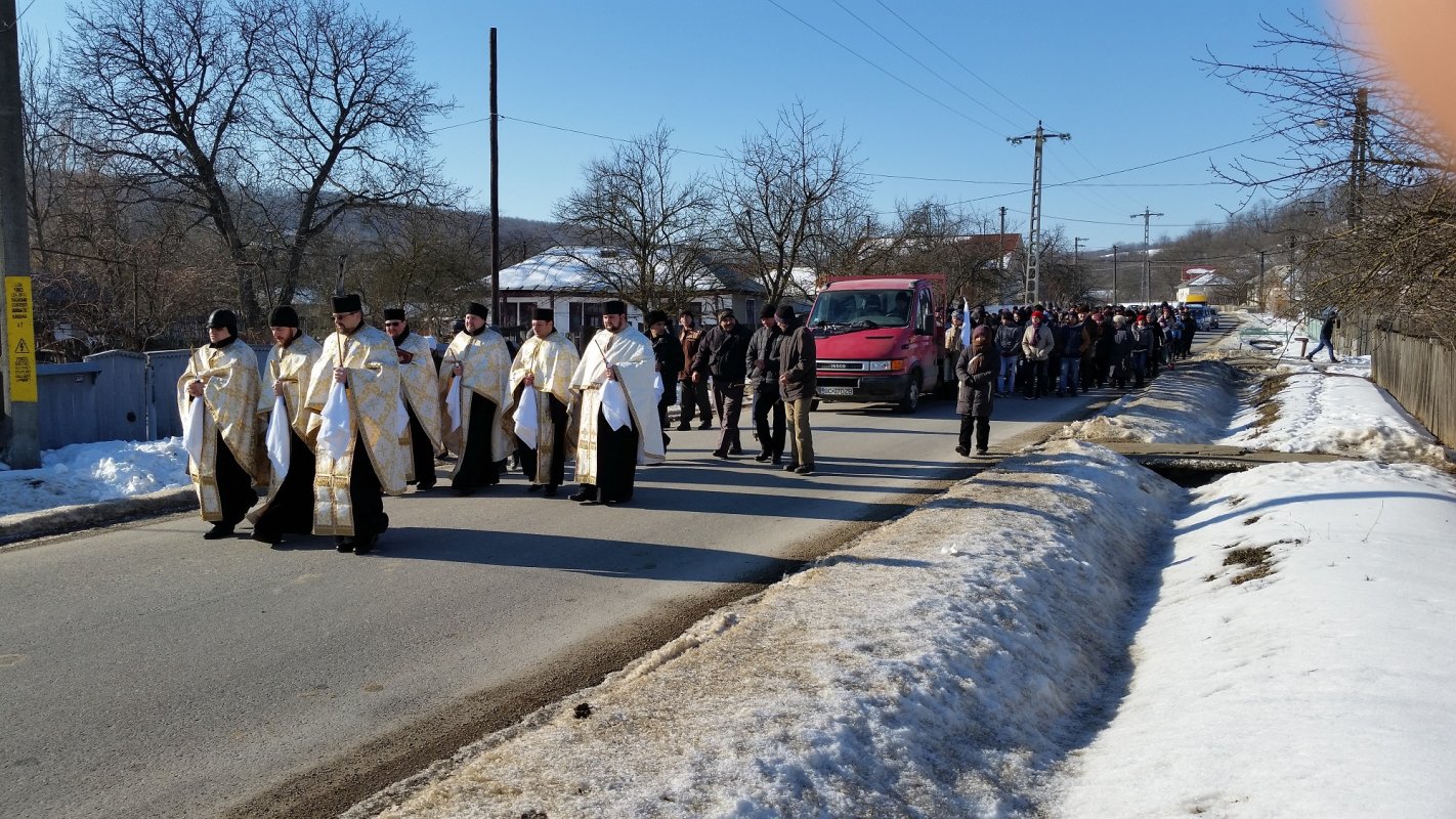 Slujbă de înhumare pentru copiii ce şi-au pierdut viaţa în incendiul din comuna Parava 45465