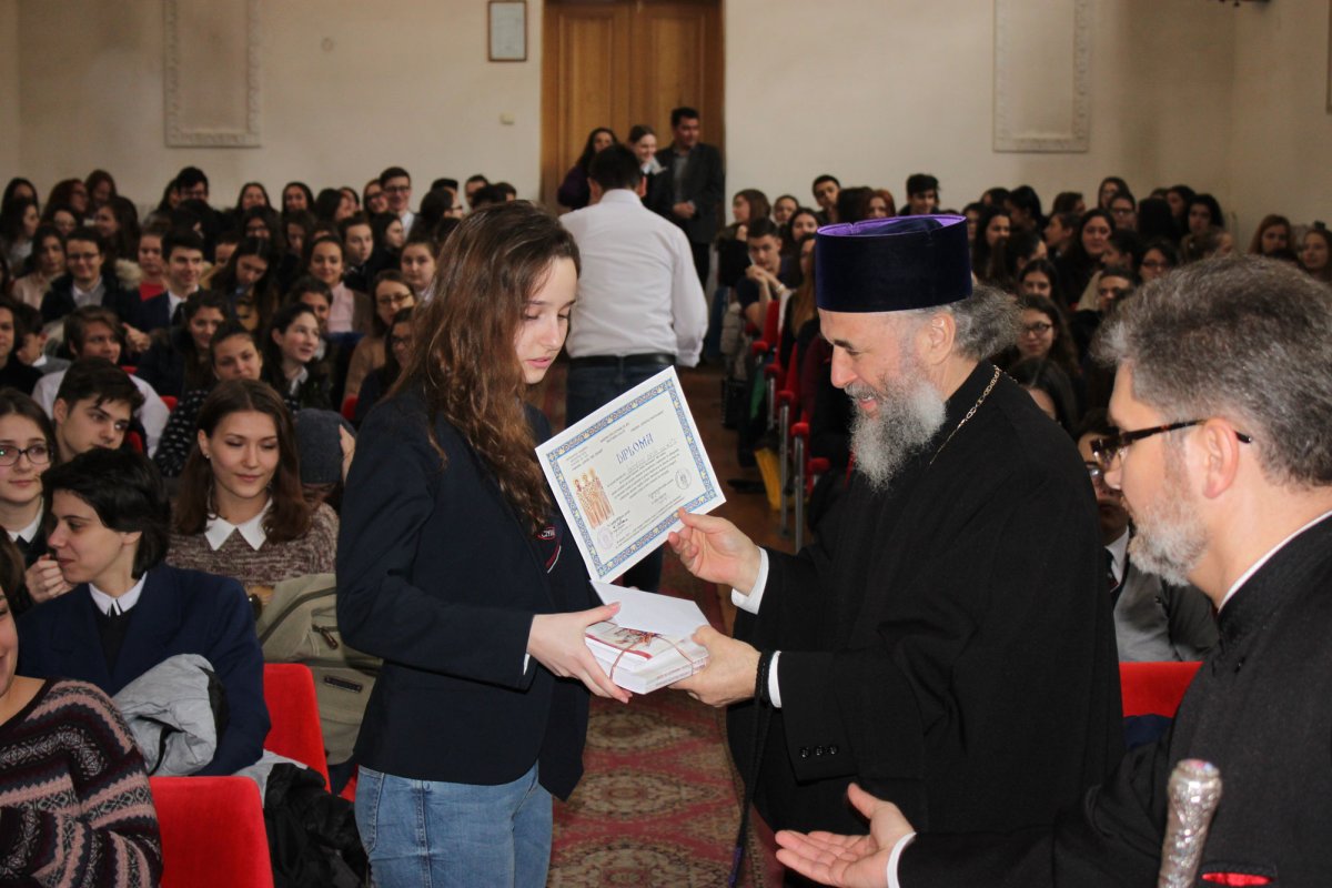 Activităţi cu tineri gălăţeni, închinate Sfinţilor Trei Ierarhi 45442