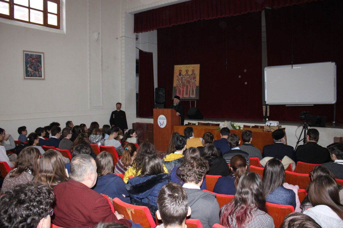 Activităţi cu tineri gălăţeni, închinate Sfinţilor Trei Ierarhi 45444