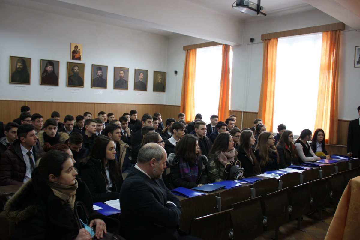 Activităţi cu tineri gălăţeni, închinate Sfinţilor Trei Ierarhi 45445